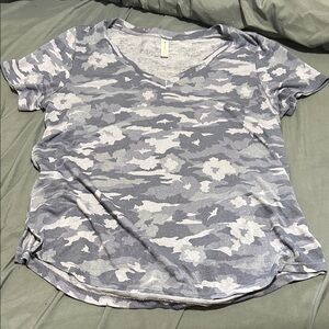 Athleta Gray Floral Camouflage V-Neck Tee